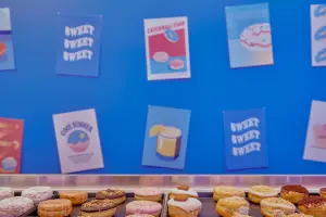 블루월 레트로 포스터 도넛 카페 인테리어